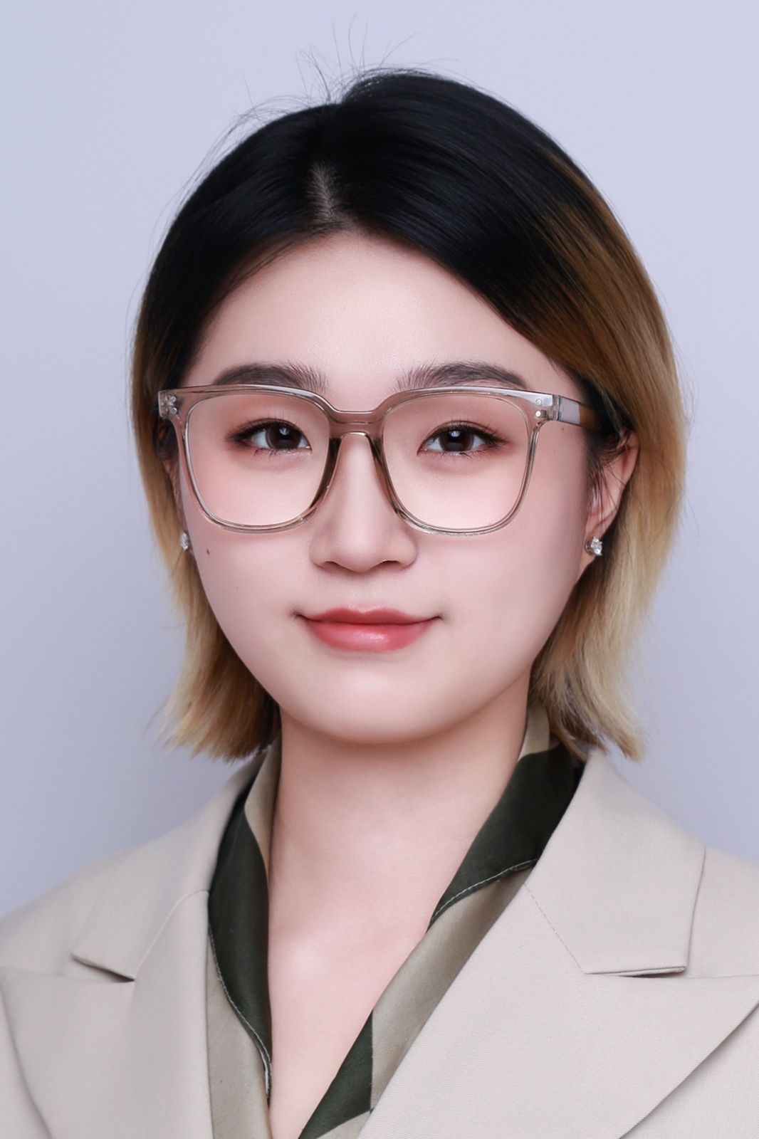王林曦的白底职业证件照
